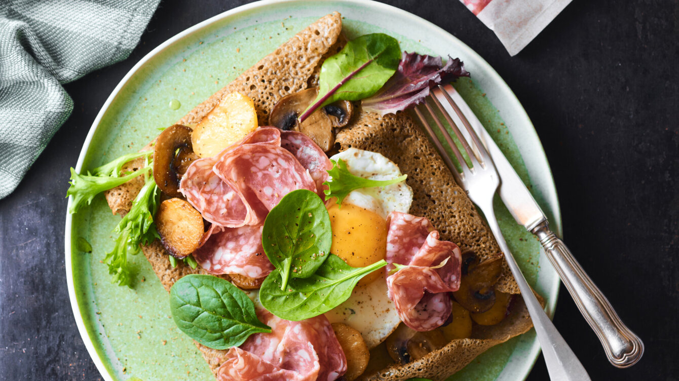 Galette Bretonne aux champignons de Paris avec des tranches de Rosette de Lyon